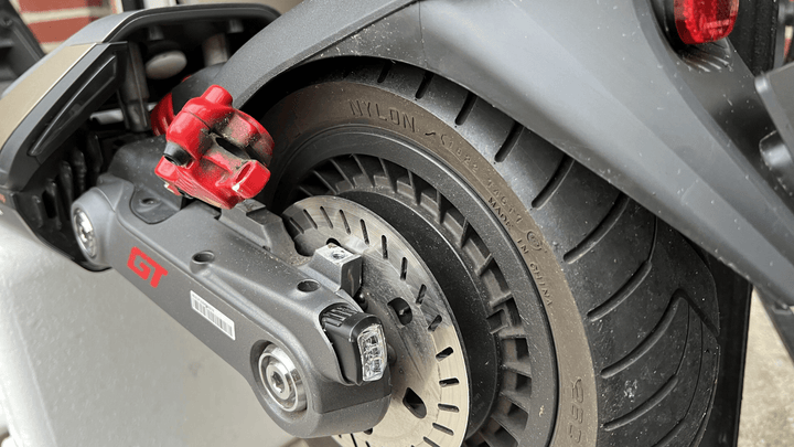 Comparatif : plaquettes organiques, semi-métalliques ou frittées — quelle différence ? - Trot'Nation