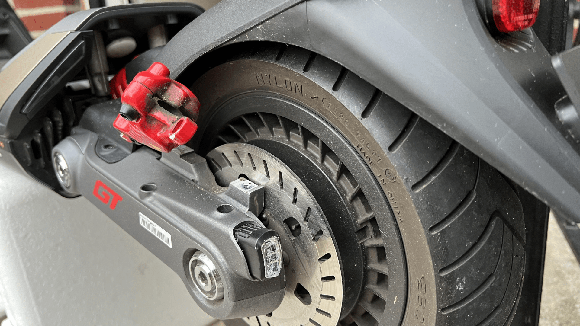 Comparatif : plaquettes organiques, semi-métalliques ou frittées — quelle différence ? - Trot'Nation